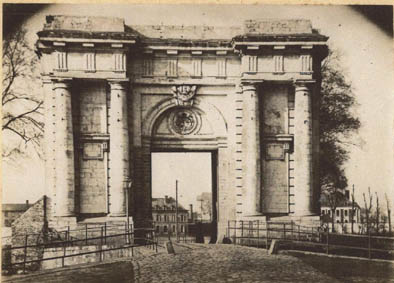 La porte principale. Au fond, les bâtiments claustraux devenus la prison. Bibliothèque municipale de Lille, fonds Spriet.
