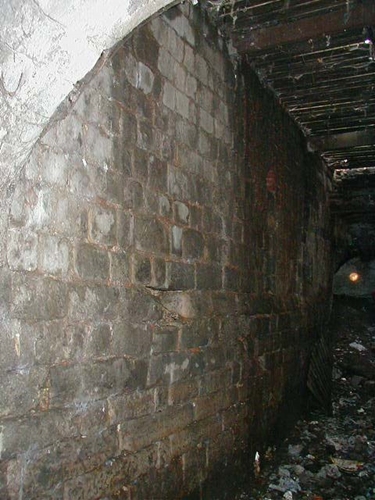 Le socle à parements de grès du moulin Saint-Pierre