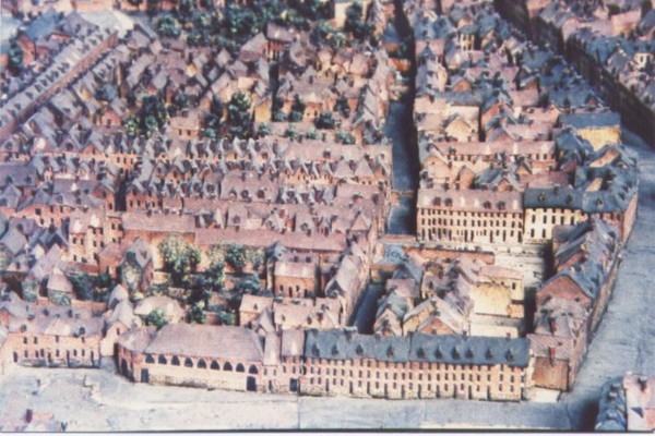 Sur le plan-relief de la ville de Lille...