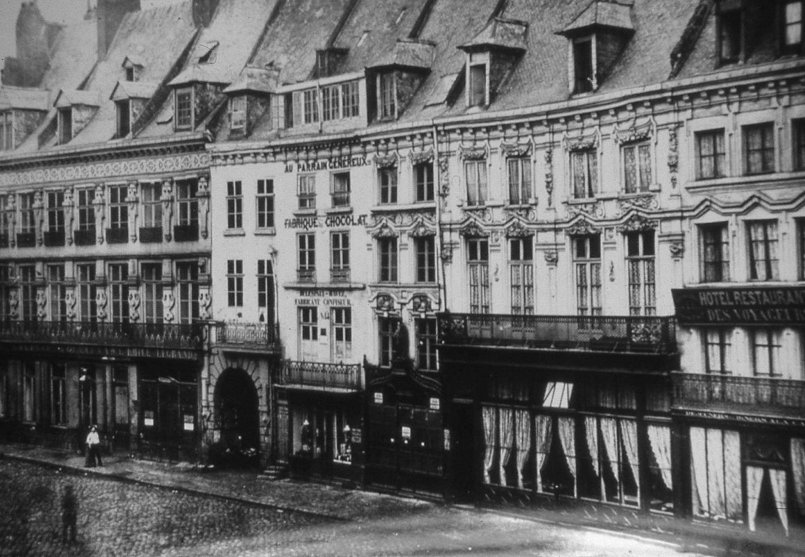 Le café Lalubie, visible à gauche de cette photographie
